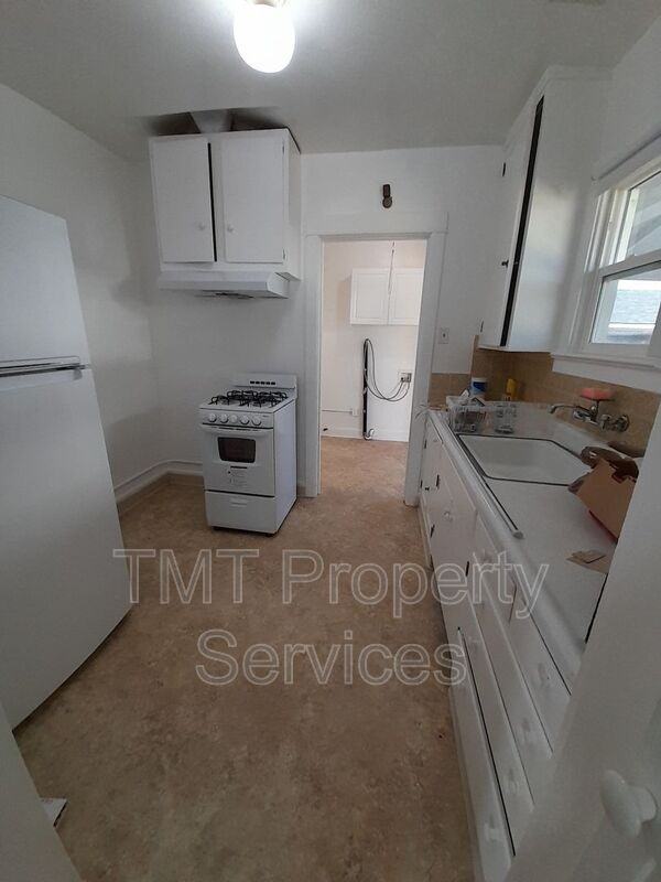 619 E Cook St - Photo 6 of 20