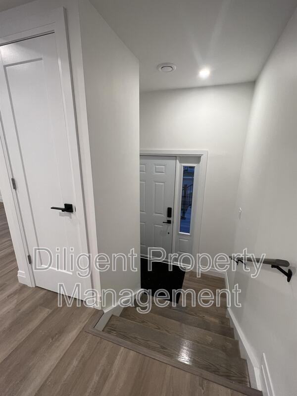 438 Bellevue St - Photo 4 of 47