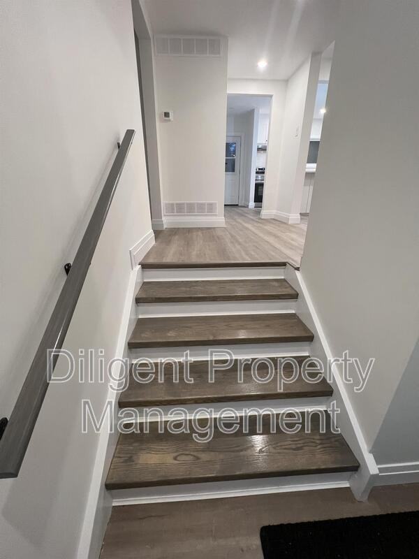 438 Bellevue St - Photo 5 of 47