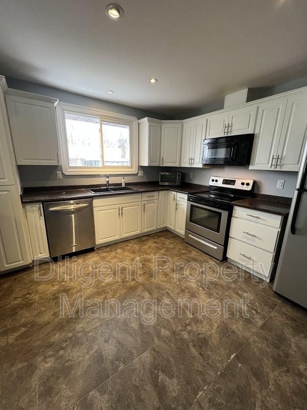 596 Garside Dr #1 - Photo 4 of 37