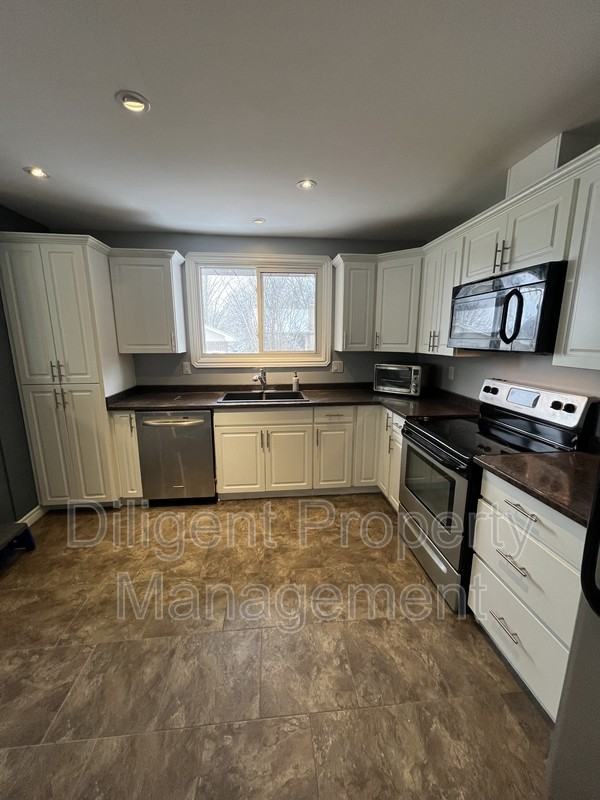 596 Garside Dr #1 - Photo 5 of 37