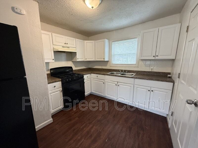 5926 N Frankfort Ave - Photo 3 of 11