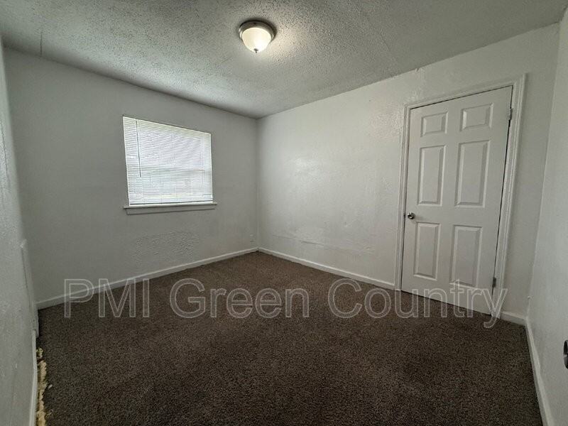 5926 N Frankfort Ave - Photo 6 of 11