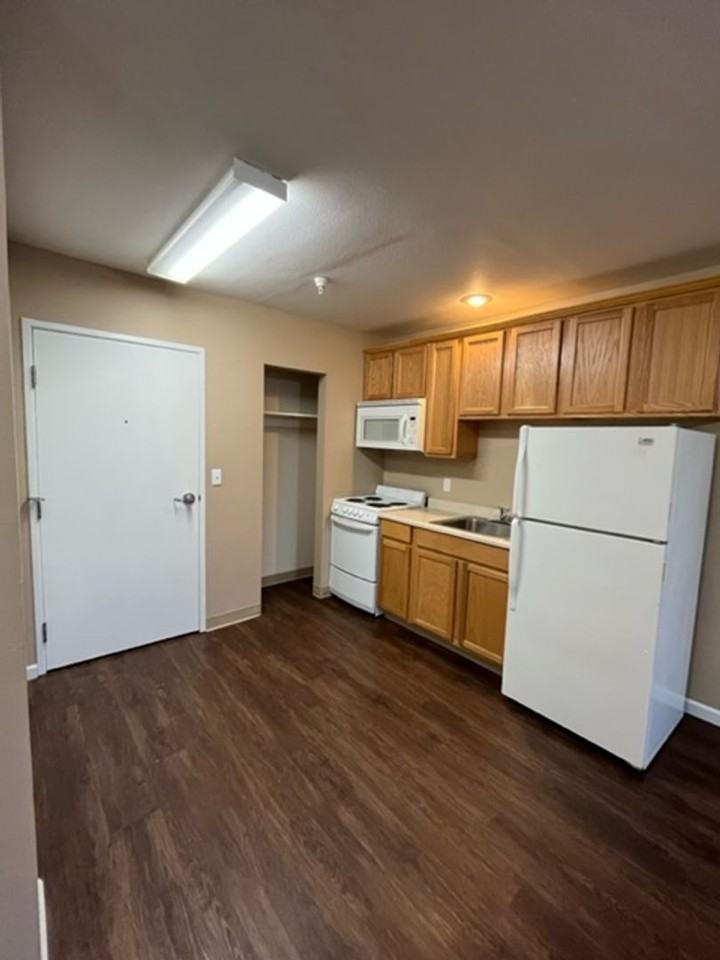 Albany Court Apartments 55+ - Photo 4 of 18