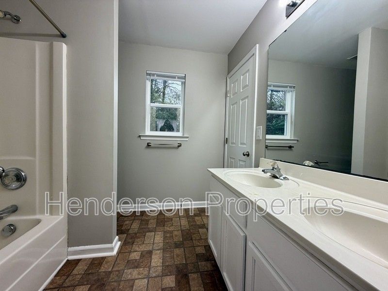 3746 Glenwood Dr - Photo 2 of 22