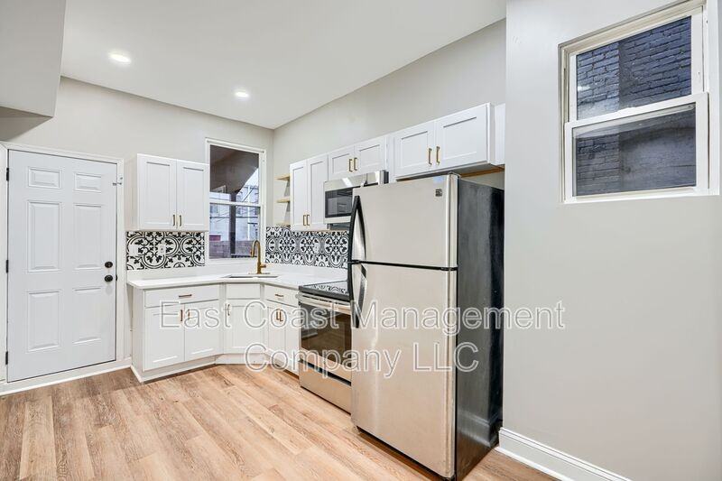 319 S Mount St - Photo 2 of 27