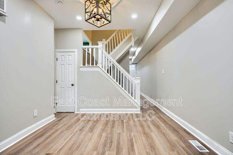 319 S Mount St - Photo 5 of 27