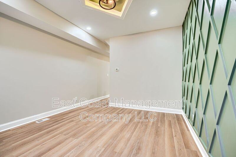 319 S Mount St - Photo 7 of 27