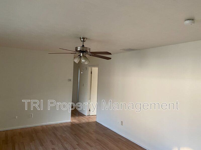 1229 32nd St - Photo 4 of 11