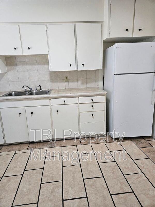 1229 32nd St - Photo 5 of 11