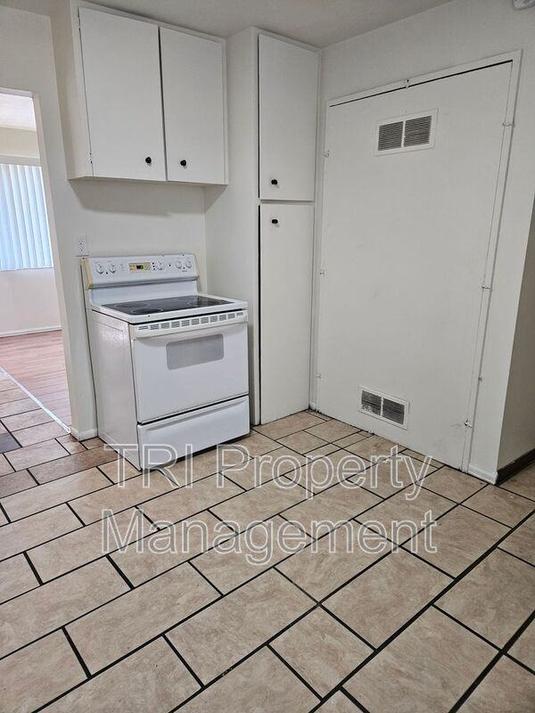 1229 32nd St - Photo 6 of 11