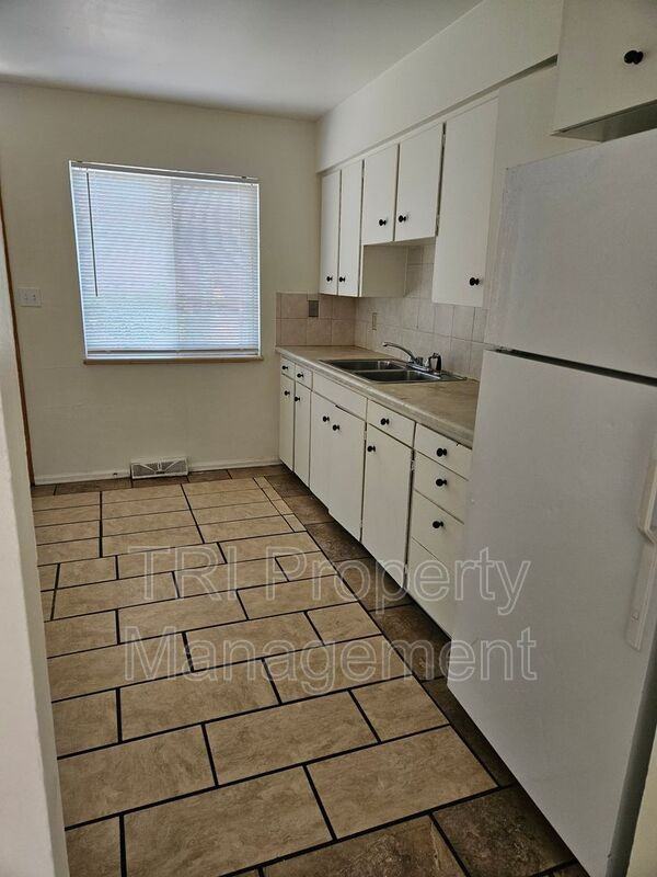 1229 32nd St - Photo 7 of 11