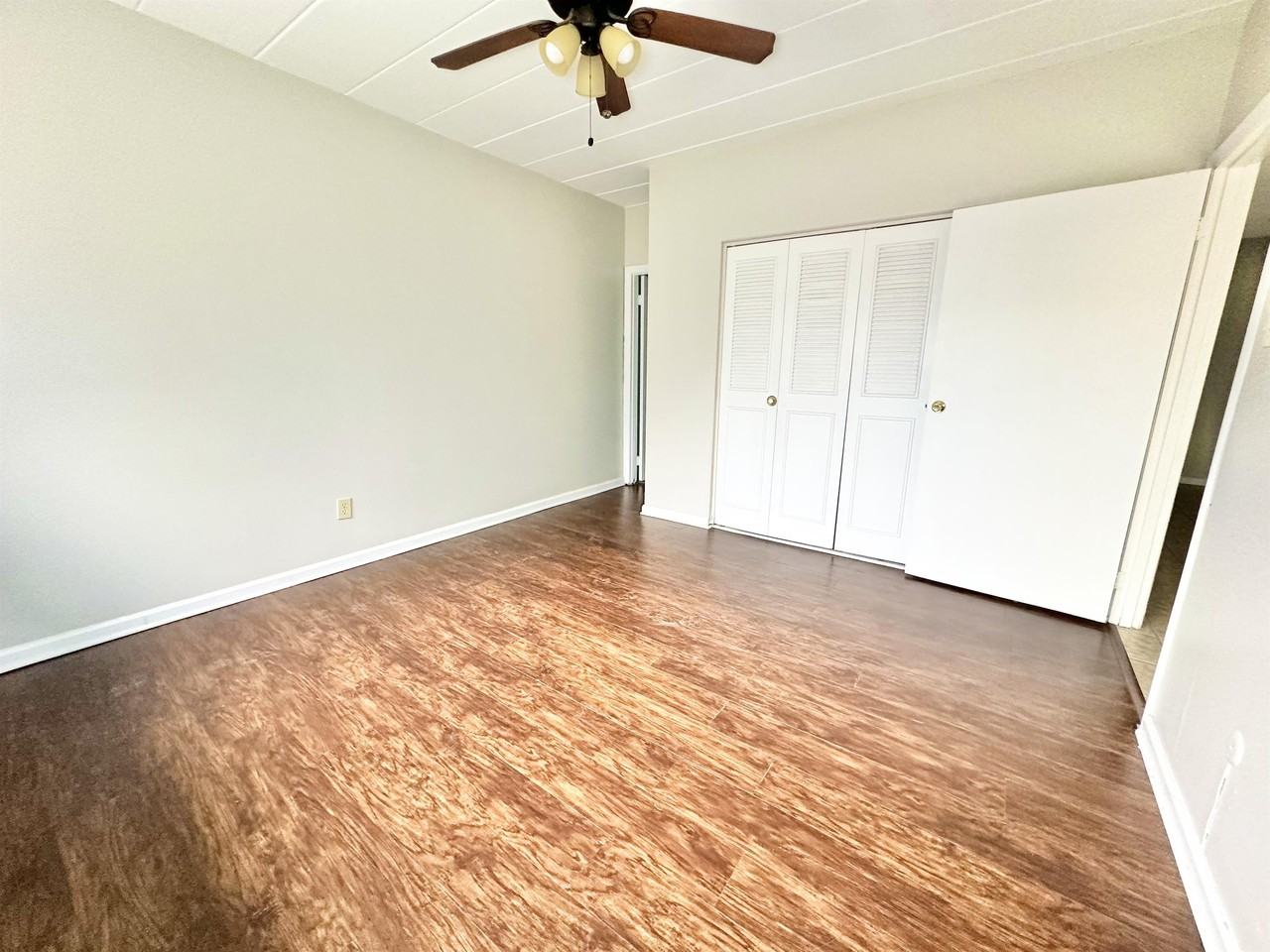 BRADFORD APARTMENTS -- 094 - Photo 4 of 16