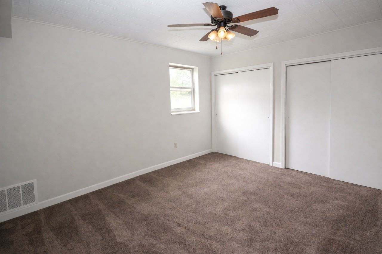 KELLY STREET APARTMENTS -- 100 - Photo 4 of 7