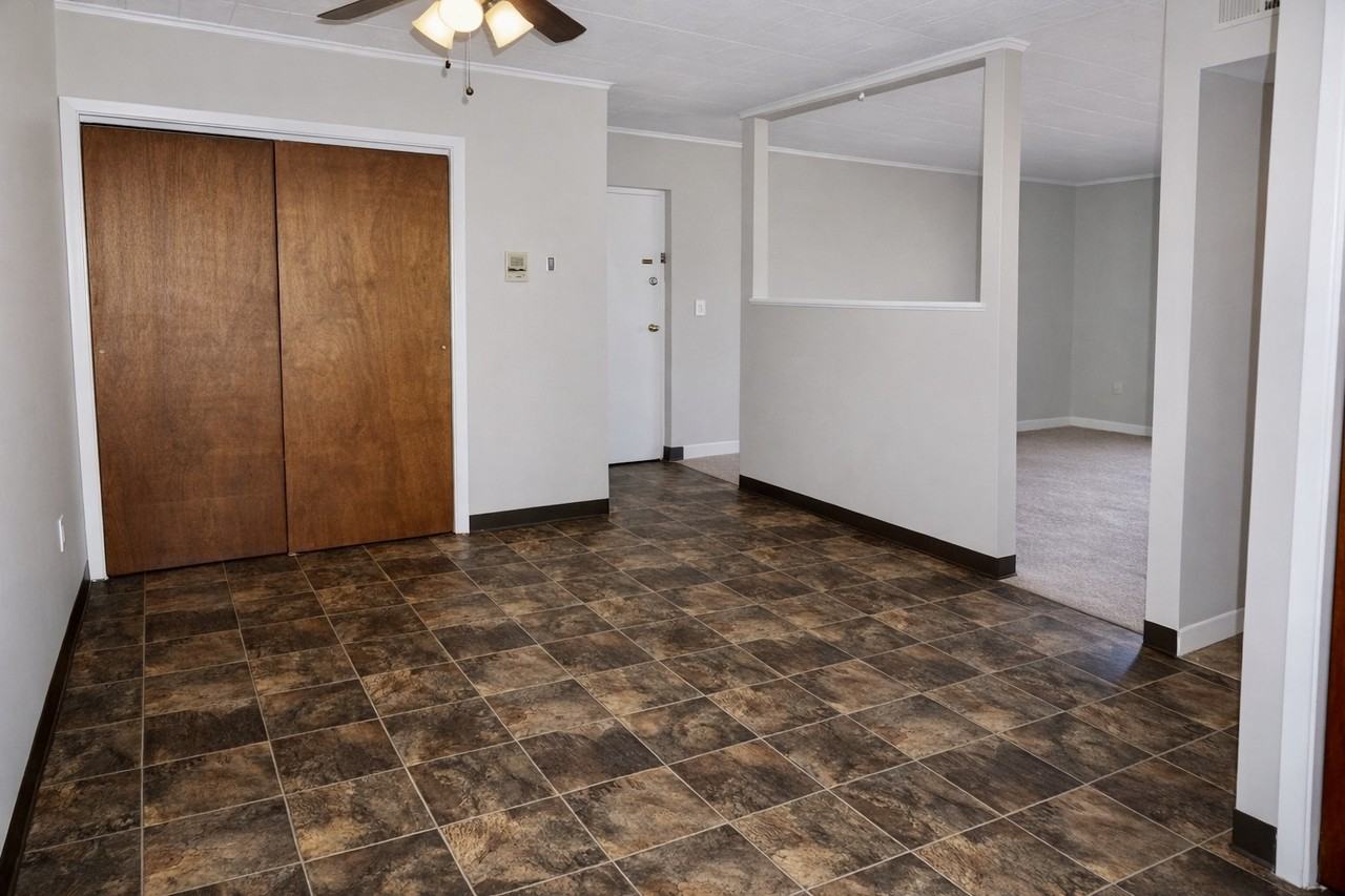 KELLY STREET APARTMENTS -- 100 - Photo 5 of 7