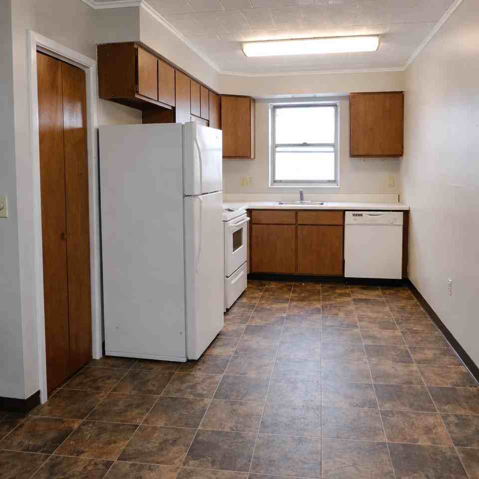 KELLY STREET APARTMENTS -- 100 - Photo 6 of 7