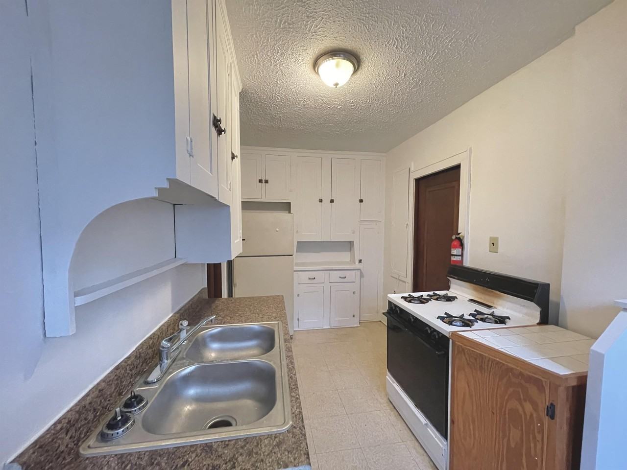 689 Schiller Avenue - Photo 4 of 10