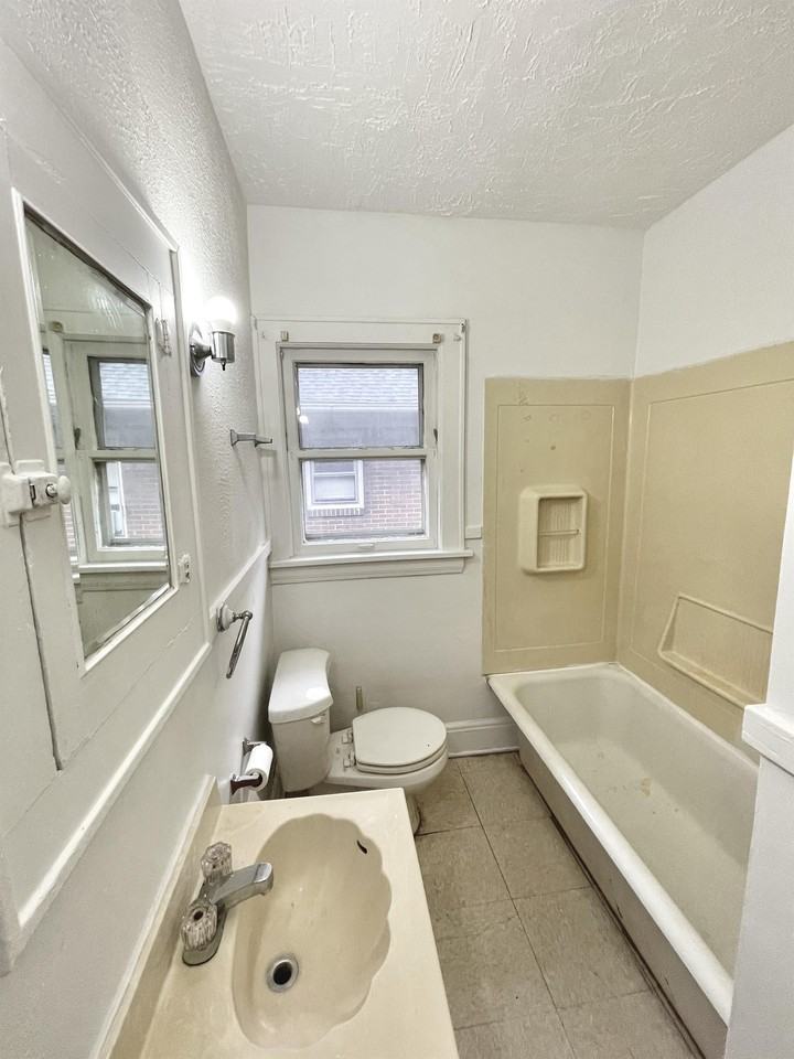 689 Schiller Avenue - Photo 7 of 10