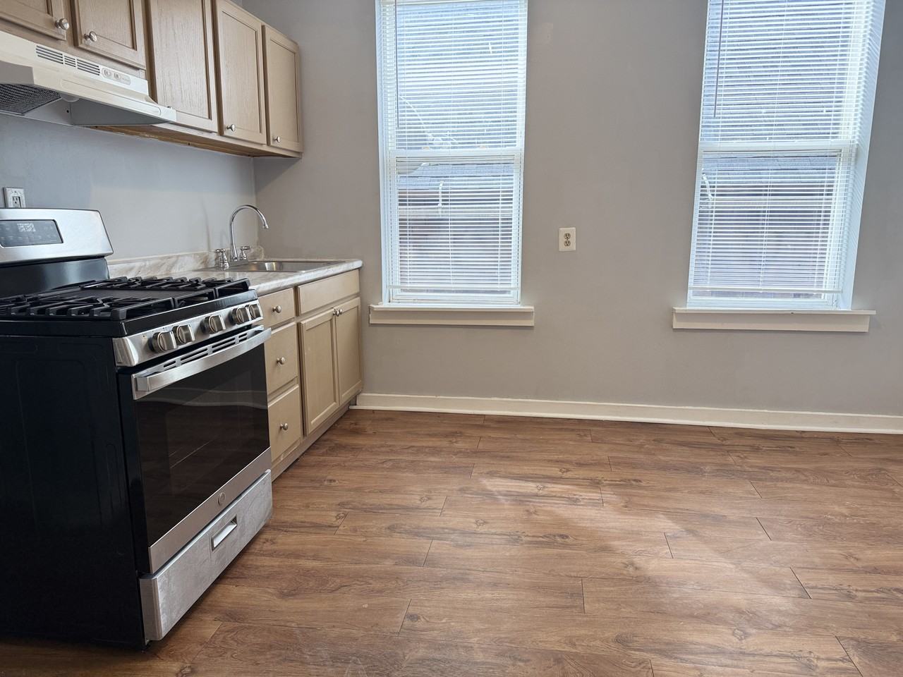 8833 South Exchange Avenue - Photo 2 of 11