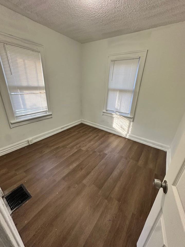 7000 Spruce Ave - Photo 7 of 9