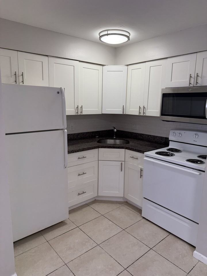 1336 NE 5TH AVE - Photo 2 of 6