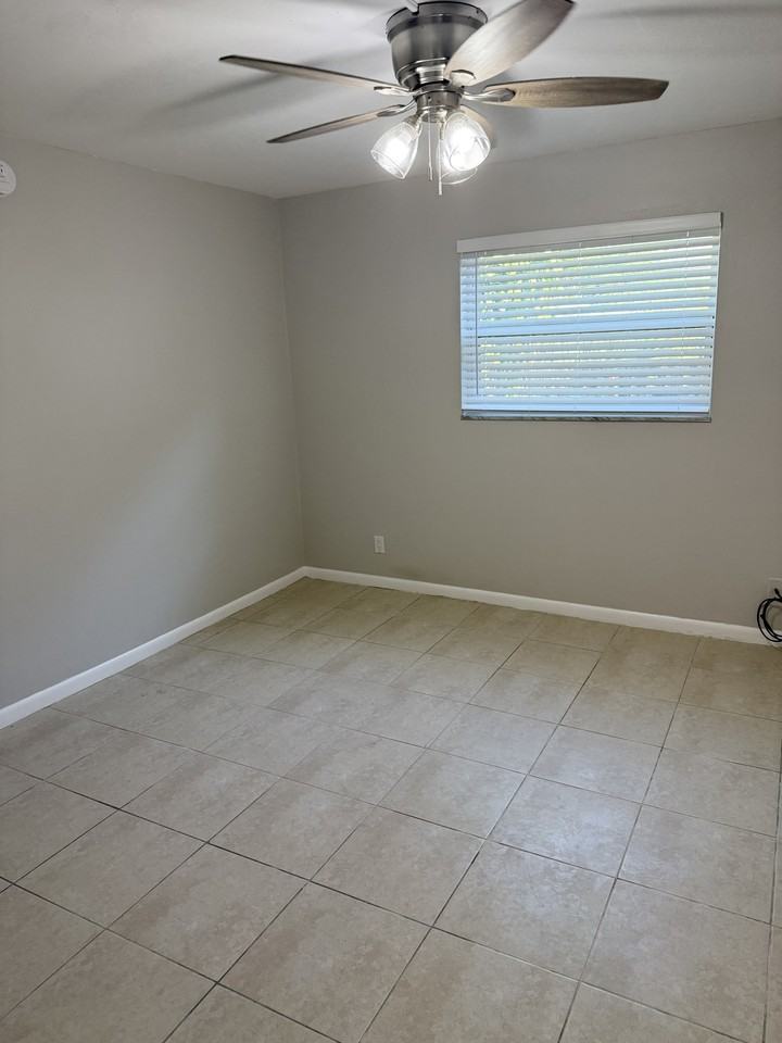 1336 NE 5TH AVE - Photo 4 of 6