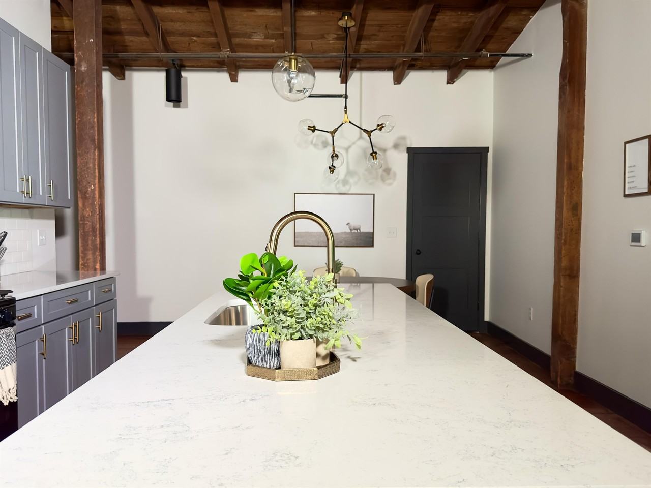 437 West Grant Street - Photo 7 of 50