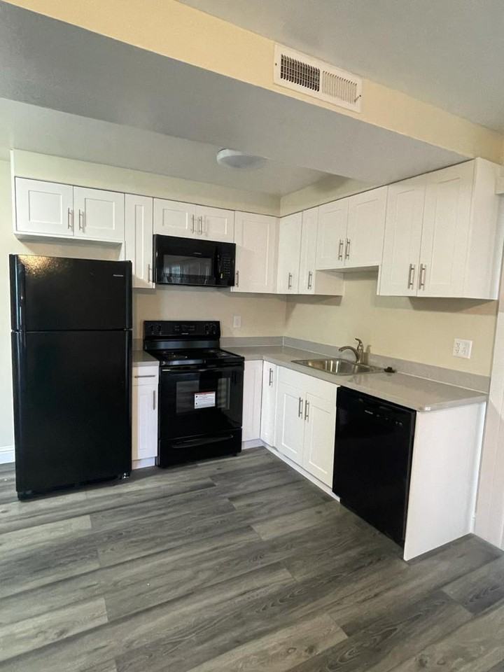 2541 Regent Street - Photo 7 of 40