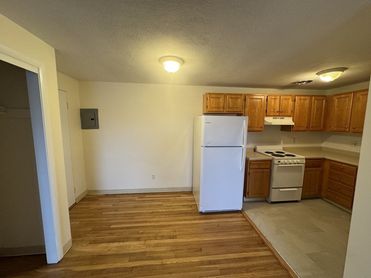 8 Riverside St #3-2 - Photo 6 of 12