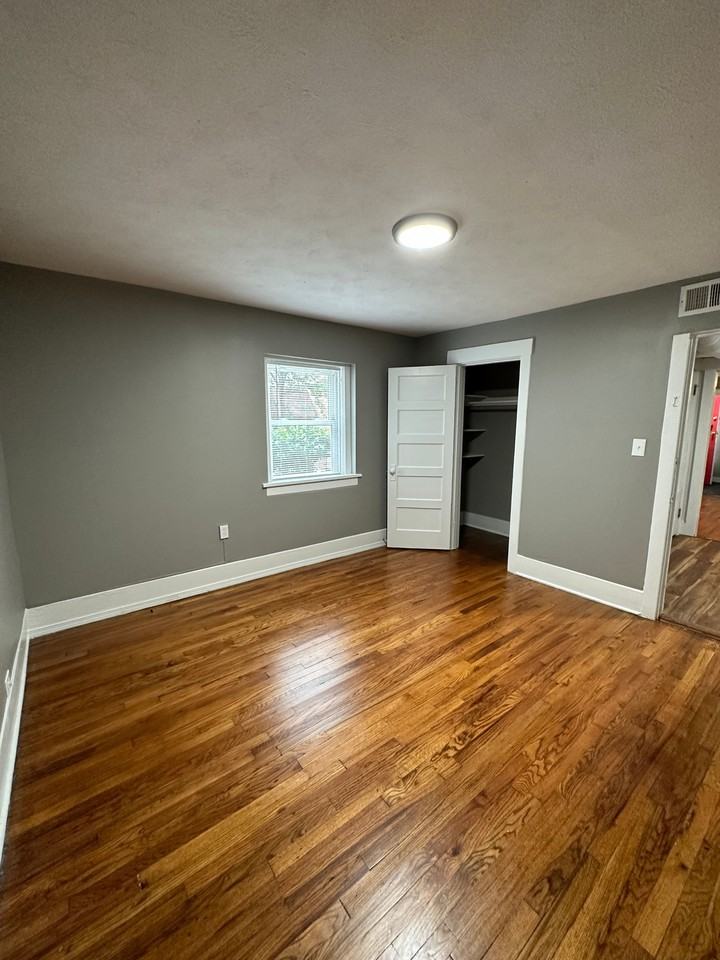 University Court - Photo 4 of 16