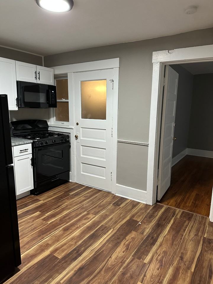 University Court - Photo 6 of 16