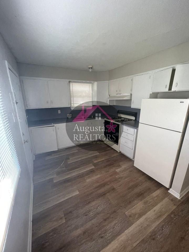 5441 N 9th St - Photo 2 of 18