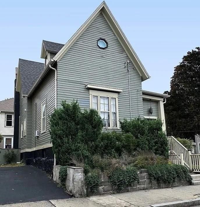 481 Pine St - Photo 3 of 18