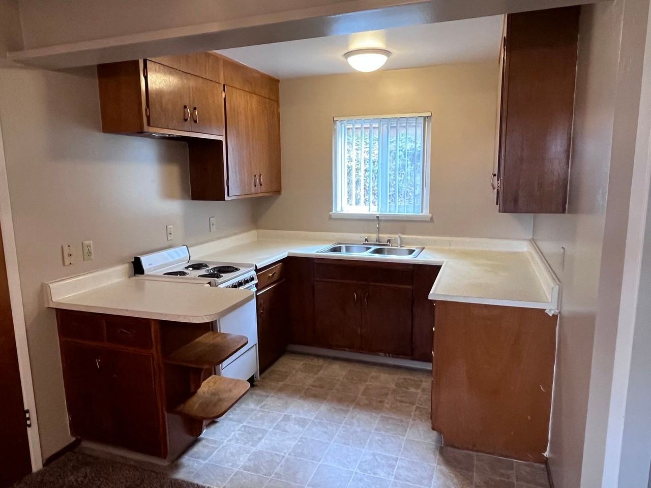 216 W Oak St #2 - Photo 5 of 11