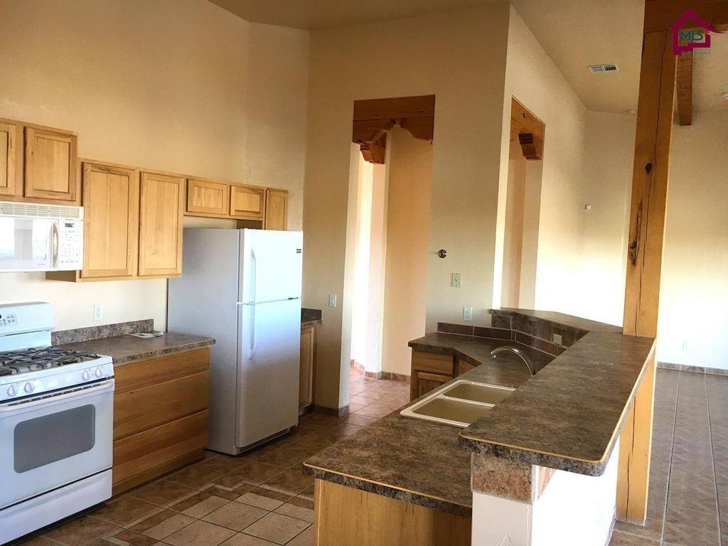 2585 Centennial St - Photo 4 of 19