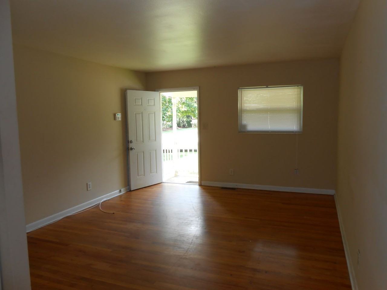 1606 Airport Dr - Photo 4 of 15