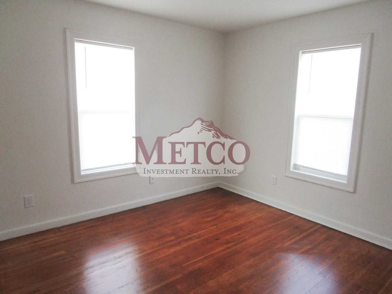 240 21st St - Photo 3 of 17