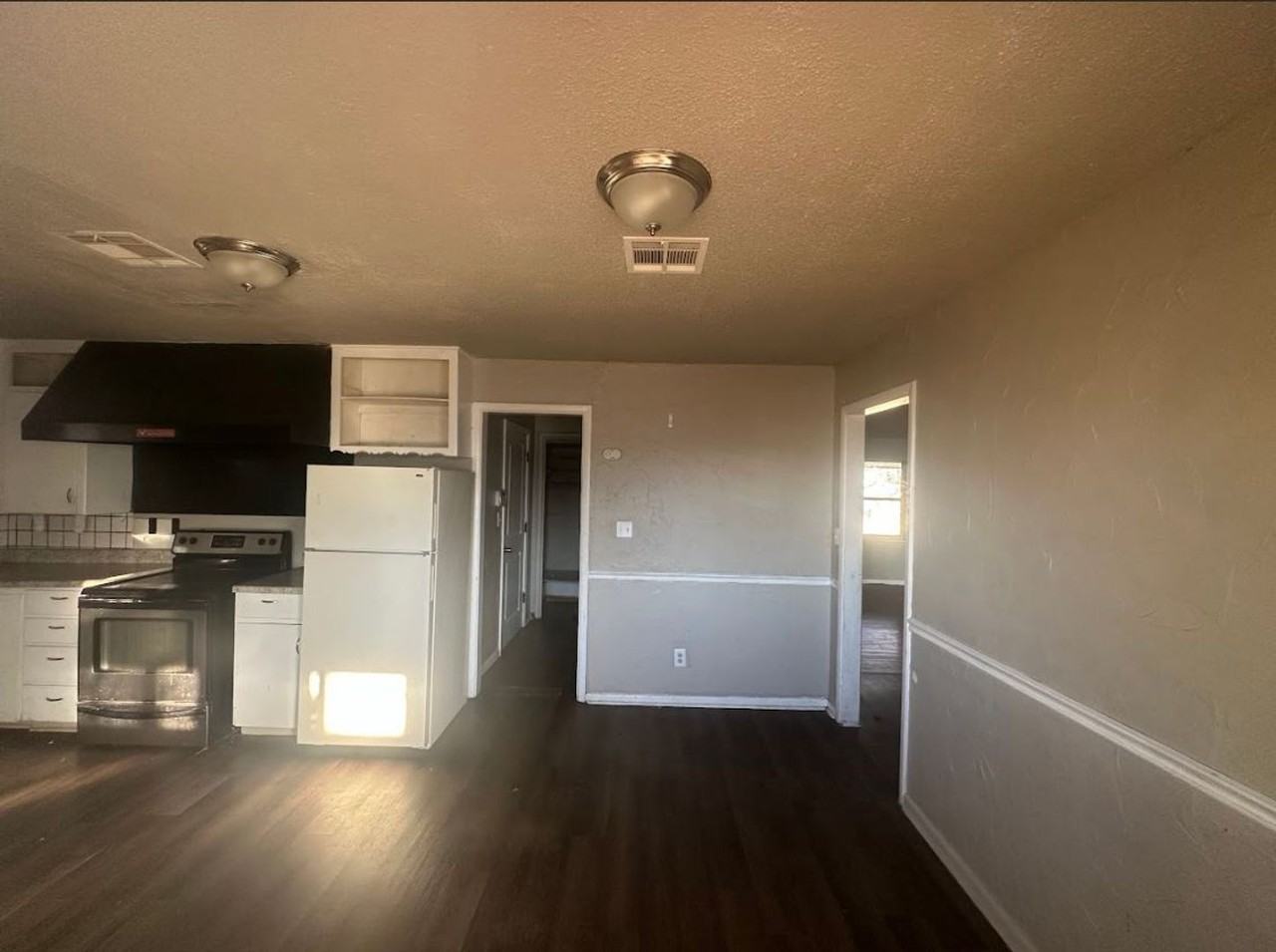 5900 S Blackwelder Ave - Photo 4 of 13