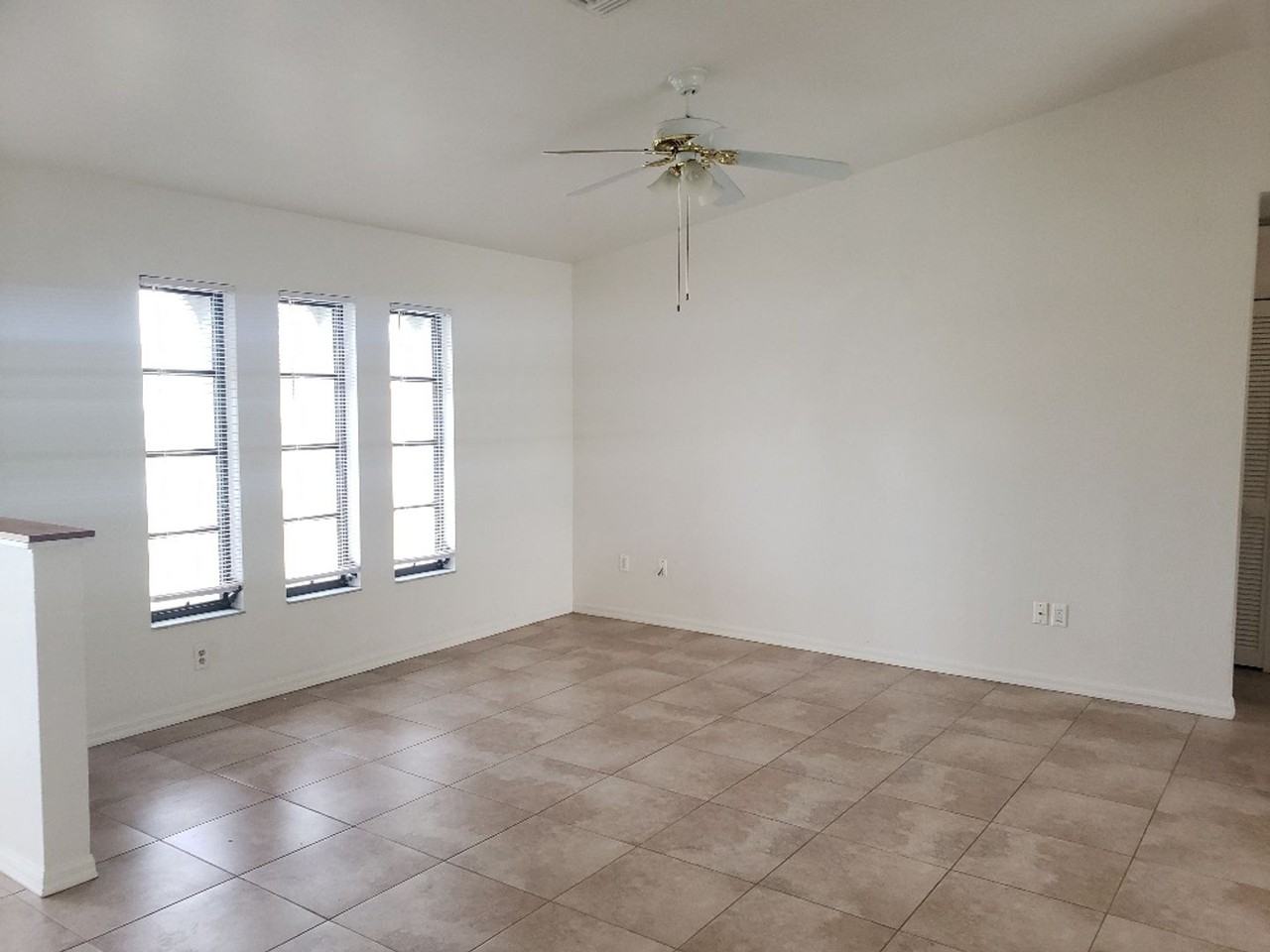 1024 Se 25th Ter - Photo 2 of 15