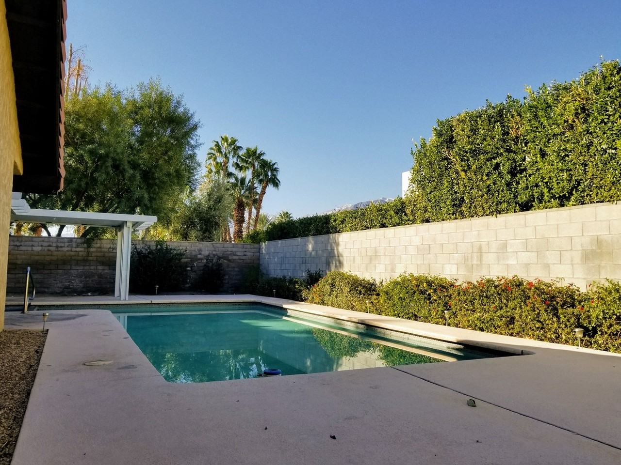 567 N Hermosa Dr - Photo 3 of 17