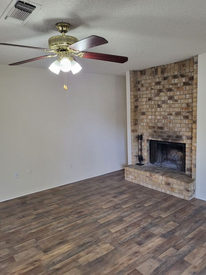 525 Claire Ct - Photo 3 of 17