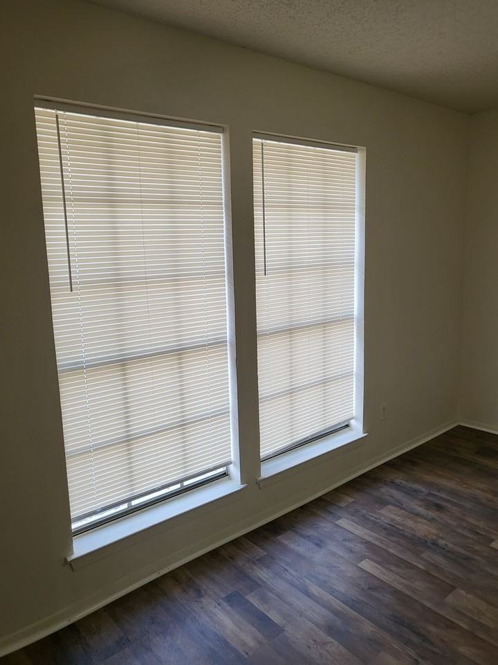 525 Claire Ct - Photo 4 of 17