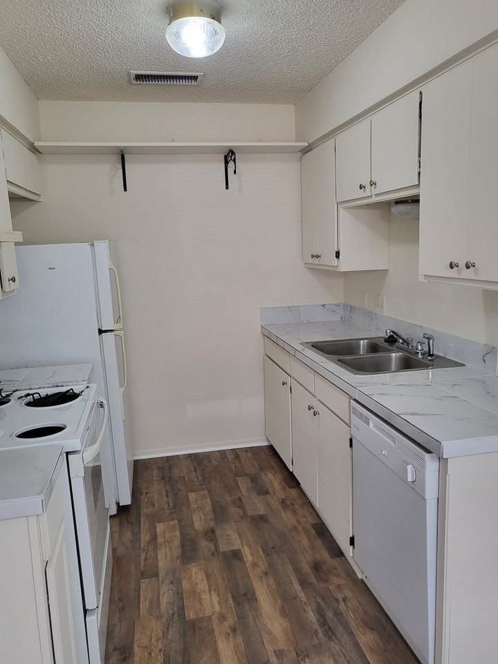 525 Claire Ct - Photo 6 of 17