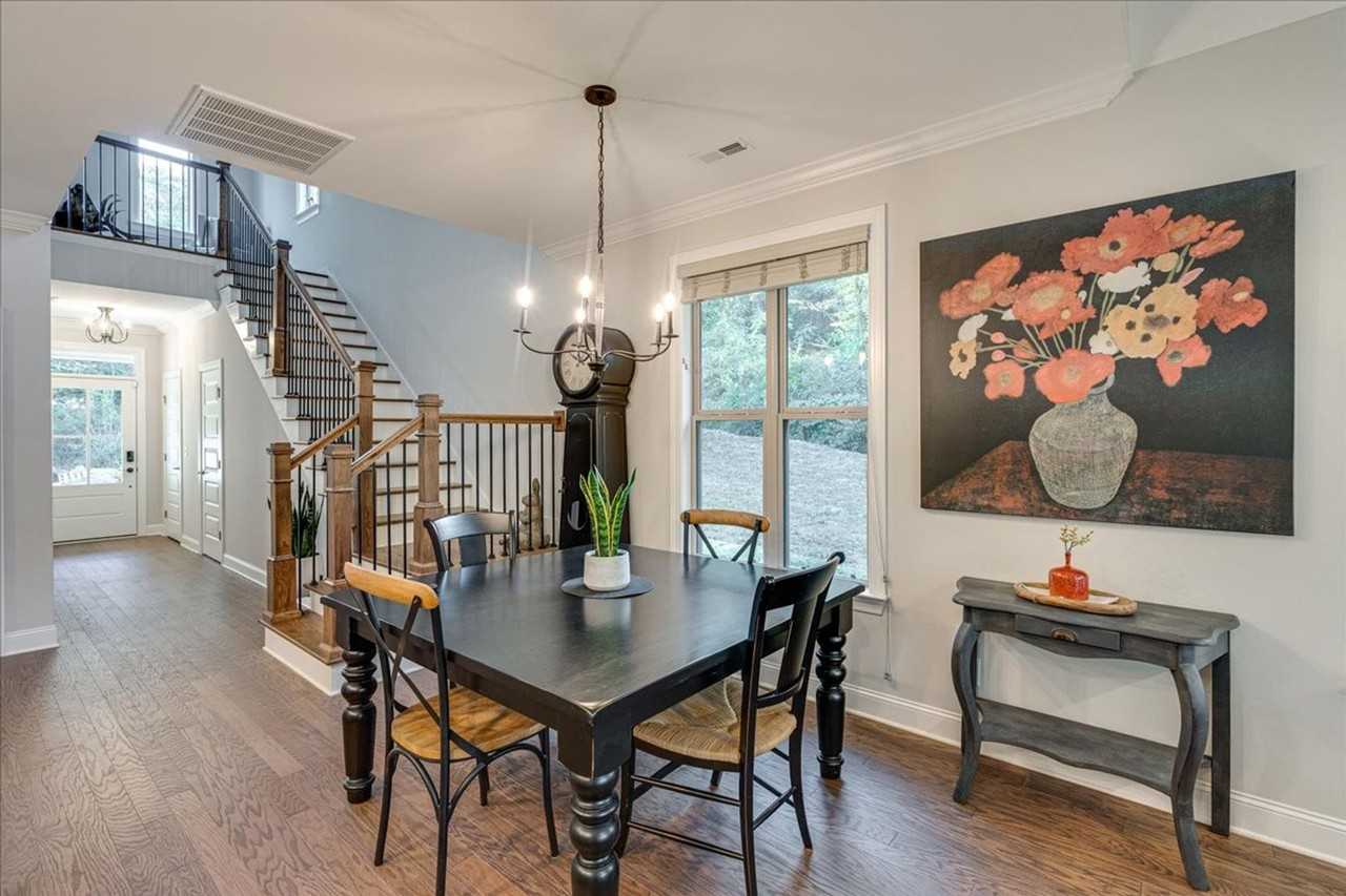 328 Wayne Ave - Photo 4 of 32