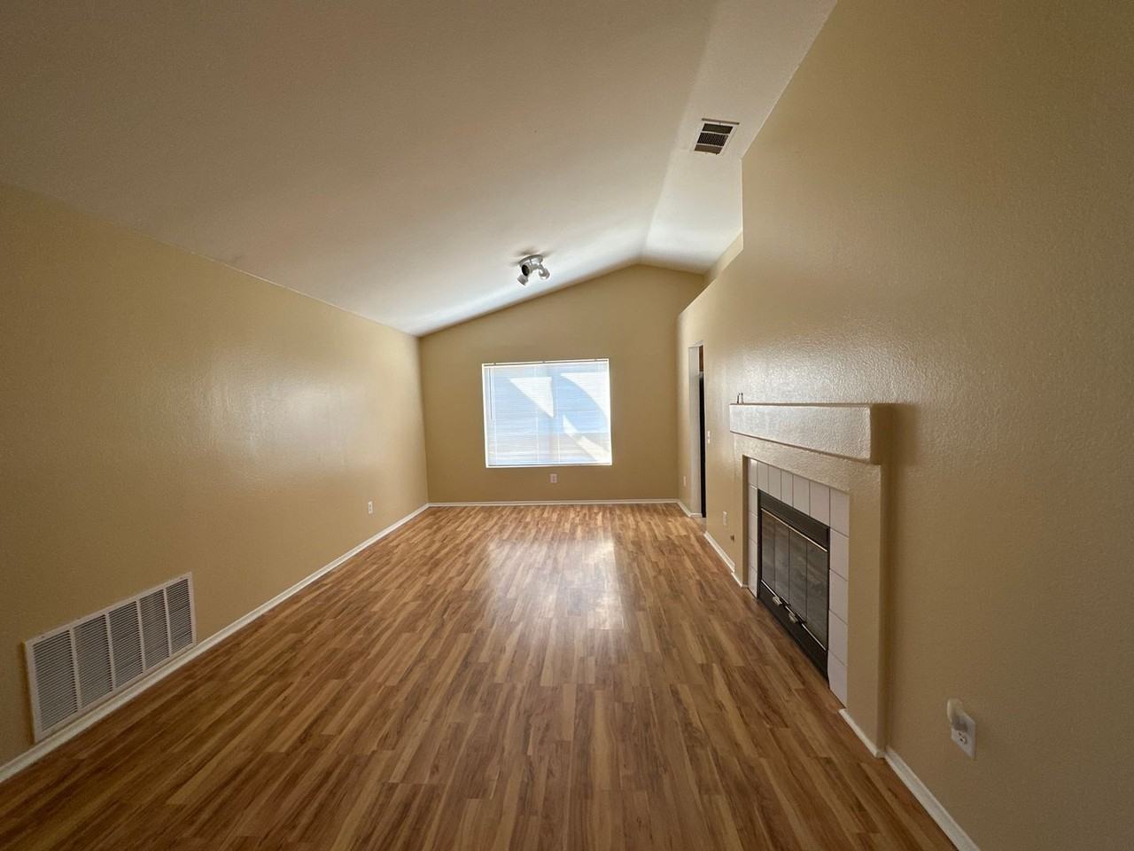 36827 Auburn Ct - Photo 3 of 13