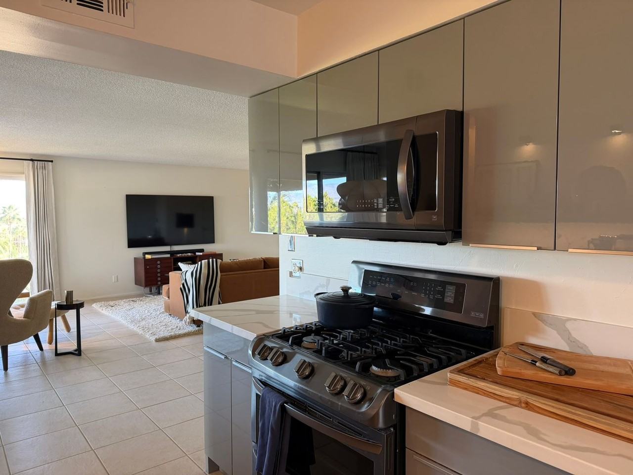 2022 Southridge Dr - Photo 6 of 31