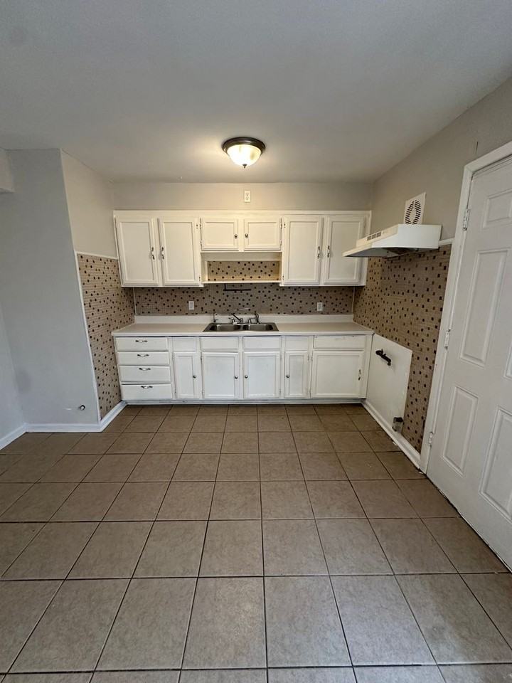 11302 Corrington Ave - Photo 4 of 12