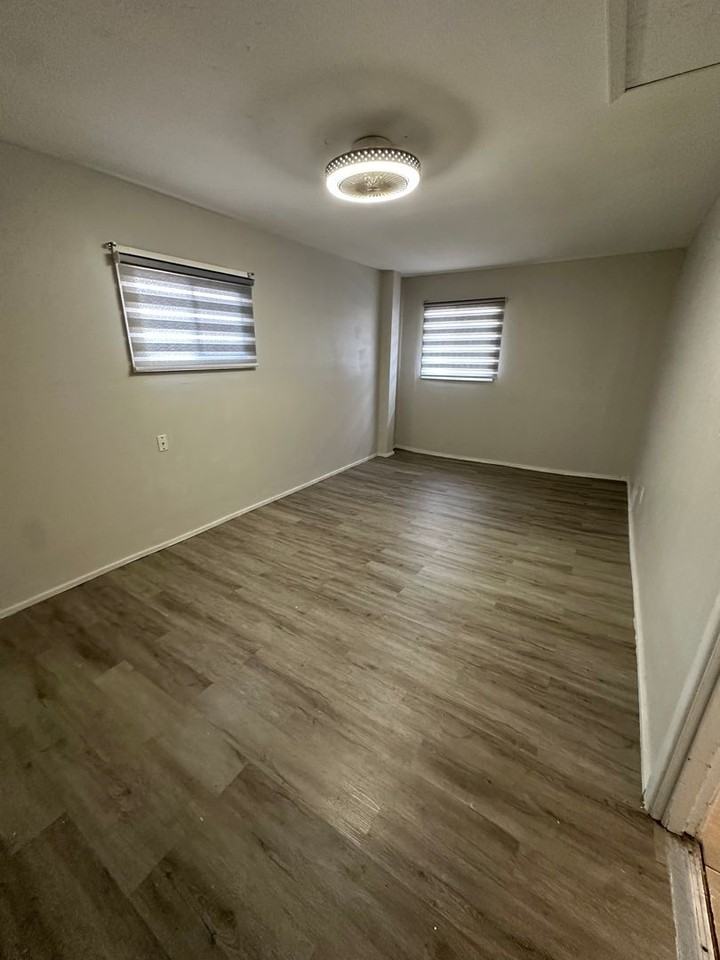 11302 Corrington Ave - Photo 5 of 12