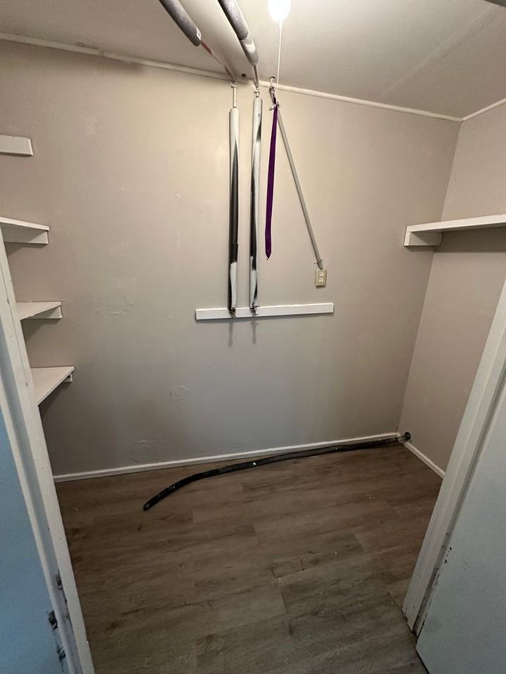 11302 Corrington Ave - Photo 6 of 12