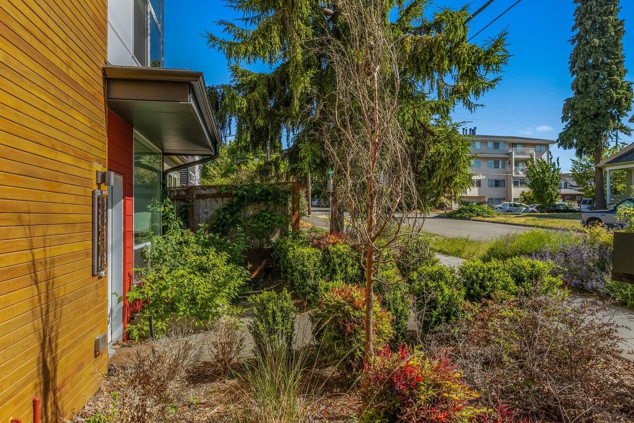 3837 Linden Ave N #B - Photo 6 of 30